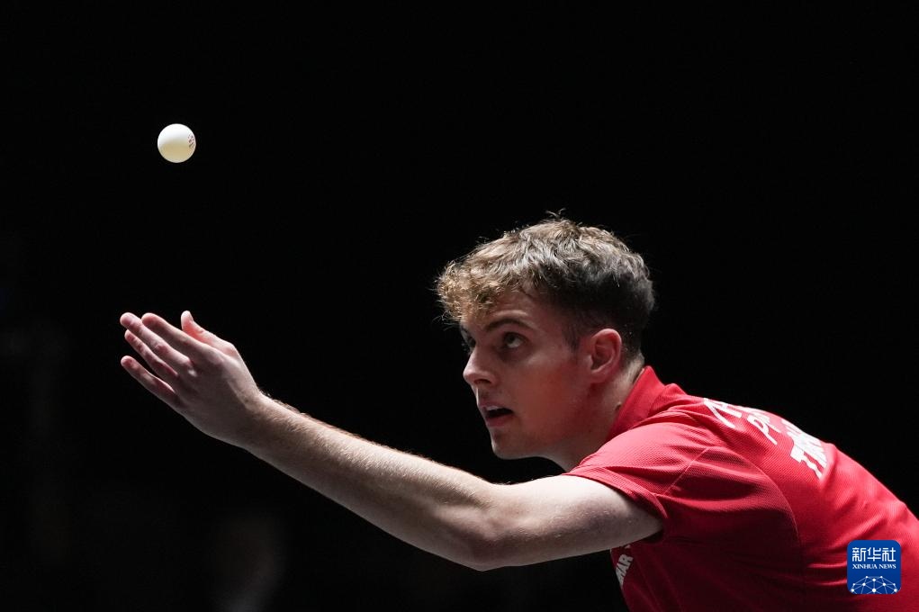 与此相对 与此相对